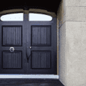 Raleigh door center - Logo